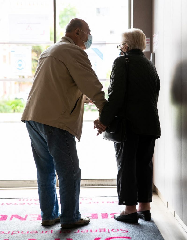 couple dans hall entrée
